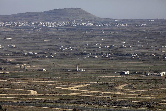 上、イスラエルに併合されたゴラン高原から撮影した写真。シリア南西部の行政区域、クネイトラとの境界柵が見える。( AFP、記録写真 )