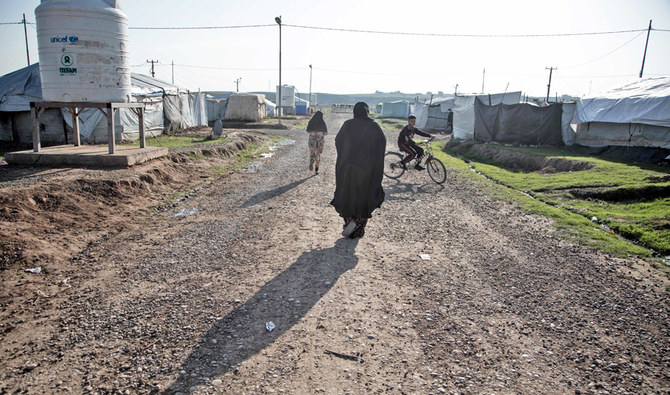 イラク北部のハサンシャム避難民キャンプで苦しい生活を送るヌールさん（22）。（AFP通信）