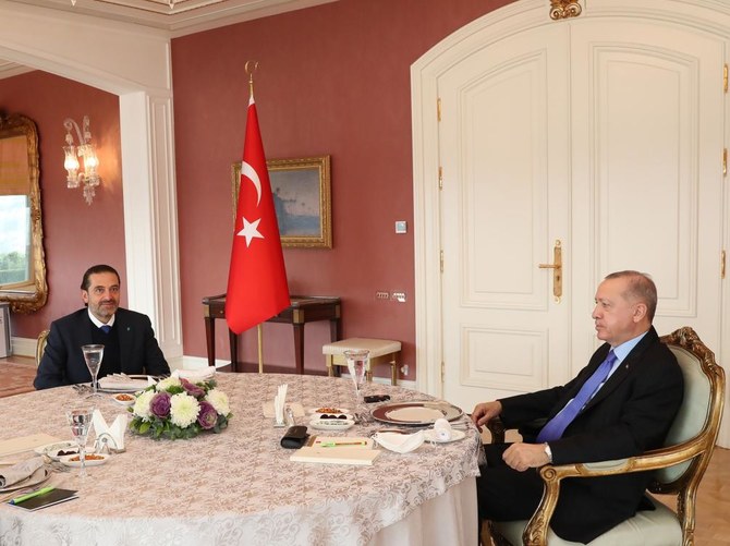 トルコのレジェップ・タイイップ・エルドアン大統領(右)が、イスタンブールのヴァーデッティン公邸でレバノンのサード・ハリーリー元首相(左)と会談する。(AFP)