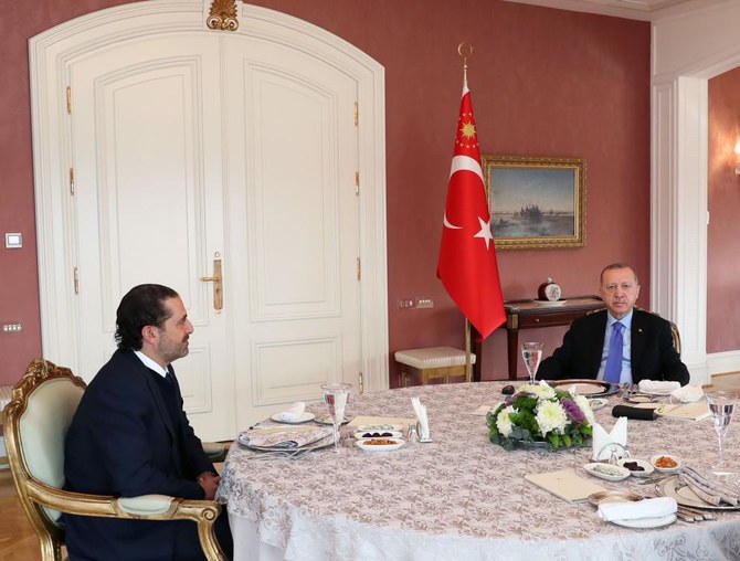 トルコのレジェップ・タイイップ・エルドアン大統領(右)が、イスタンブールのヴァーデッティン公邸でレバノンのサード・ハリーリー元首相(左)と会談する。(AFP)
