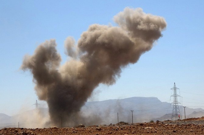 サウジアラビアの支援を受けているイエメンの政府が、戦略上政府が保有する「マス・キャンプ (Mas Camp)」軍事基地付近で、フーシの反政府武装集団と激しく衝突。渦巻く煙が上がり、爆発が起こる。2020 年 11 月 22 日、イエメン中央マアリブの北西約 50 キロメートルに位置するアル・ジャダーン (al-Jadaan) 地区にて。(フランス通信社、記録)