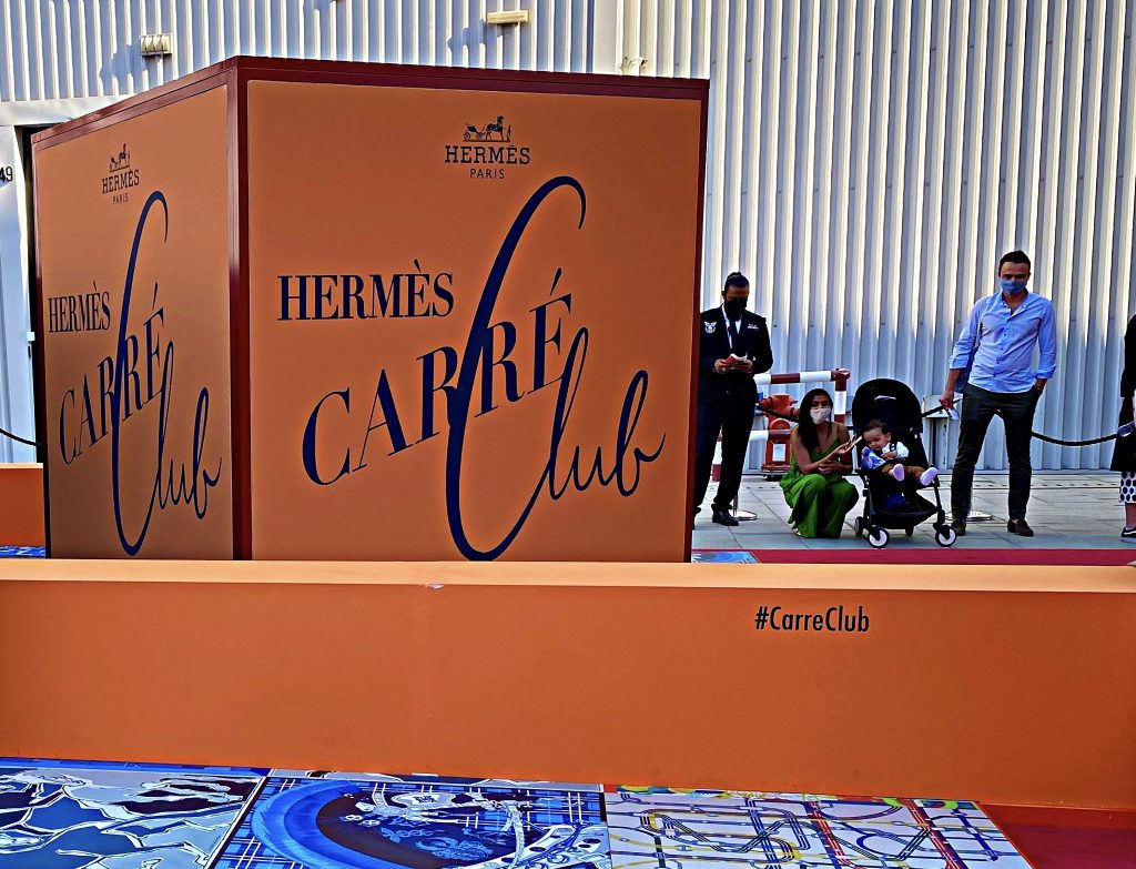 フランスブランドの名高いシルクスカーフを記念する多面的で対話式の展示会、エルメス カレ・クラブ。アラブ首長国連邦、ドバイのアルセルカル・アベニューにて。 (ANJP 写真 )