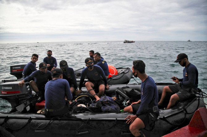 インドネシア海軍のダイバーが、ジャワ島沖で墜落したスリウィジャヤ航空旅客機の捜索に参加、2021年1月10日。(AP)