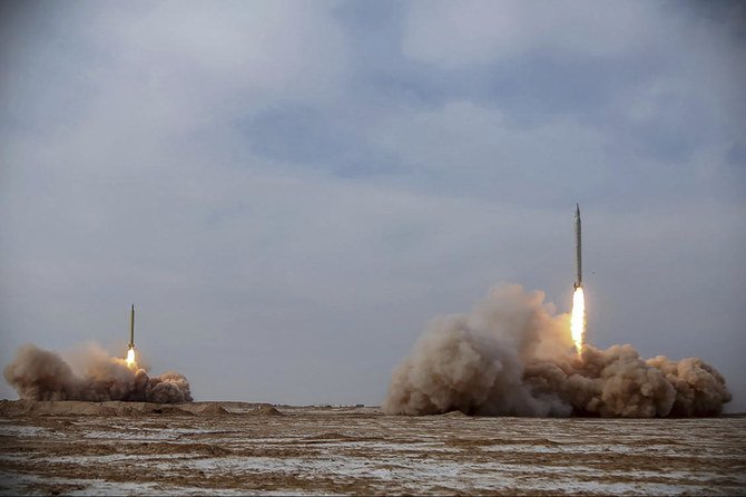 イラン革命防衛隊によって2021年1月16日に公開されたこの写真では、イランでの軍事演習でミサイルが発射されている。（イラン革命防衛隊/AP経由Sepahnews）