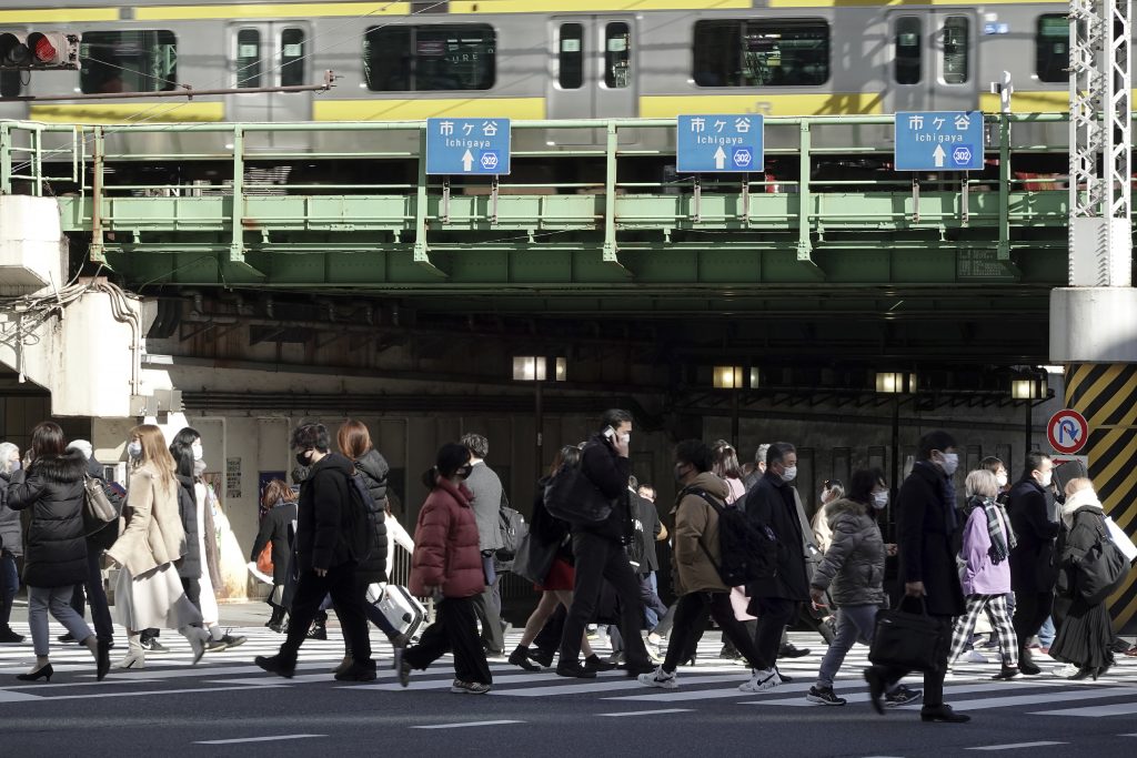 東京都では新たに1240人の感染者が判明。都内の1日当たりの感染者が1000人を上回ったのは7日連続。都の基準による重症者も前日から12人増の155人となり、1回目の非常事態宣言の解除後としては最多となった。 (AP/file)