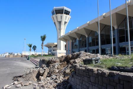イエメン南部のアデン空港で、建物を揺らして何十人もの死傷者を出した爆発の翌日。空港の外部が損傷している。（AFP）