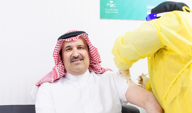 Nujood医療センターで1回目のコロナウイルスワクチンの接種を受けるメディナ州知事のファイサル・ビン・サルマン王子。（国営サウジ通信）