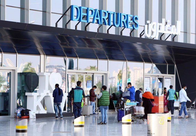 2021年1月3日にクウェート市のクウェート国際空港の出発ゲートで待機する乗客、同国は、新型コロナウイルス感染症の蔓延を食い止めるために、12日間の閉鎖後に空港を再開する。 （AFP）