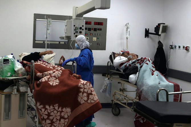 2021年1月22日（金）、レバノンのベイルートにあるラフィク・ハリリ大学病院の集中治療室で新型コロナウイルス感染症の患者の治療を行う医療従事者。危機に見舞われた地中海の国レバノンでは、厳重なロックダウンが行われているにもかかわらず、国中でコロナウイルスの感染者数が急増しており、病院の対応能力が限界に達しつつある。（AP通信）