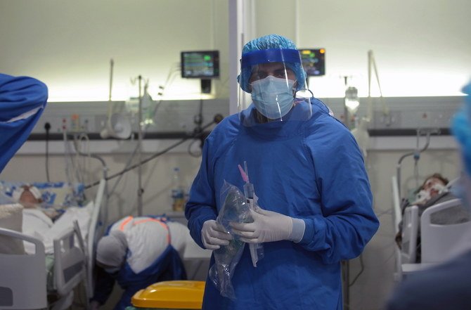 2021年1月21日、レバノンのベイルートにあるラフィク・ハリリ大学病院で、コロナウイルスに感染した患者のための集中治療室で働く医療従事者。（ロイター通信）