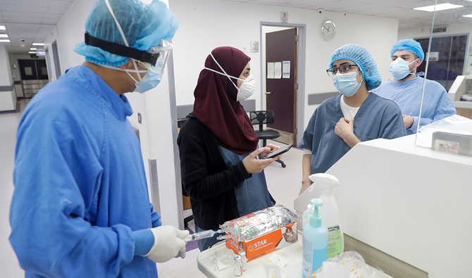 レバノンの首都ベイルートでラフィク・ハリリ大学病院の集中治療病棟のナースステーションで医療従事者が集まる。（AFP）