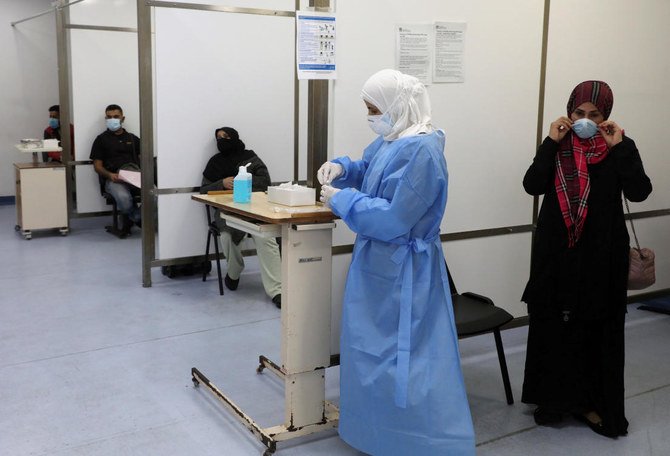 2021年1月4日、レバノン・ベイルートのラフィク・ハリーリ大学病院で、新型コロナウイルス感染症（COVID-19）の検査を待つ人々。写真は2021年1月4日撮影。(ロイター)