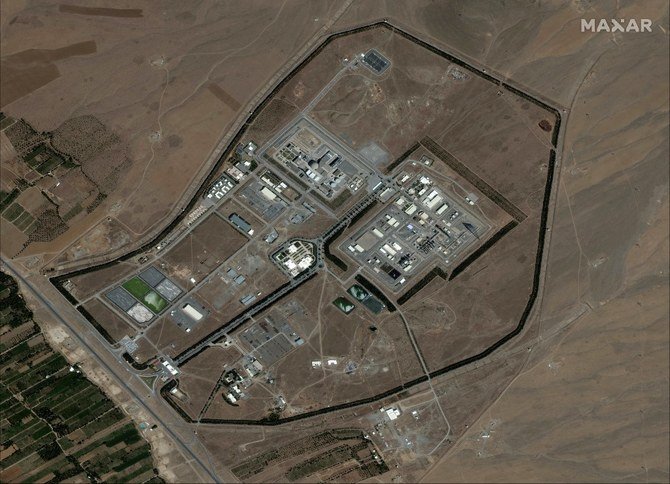 マクサーテクノロジーズによる上の衛星写真に、イランの首都テヘランの南にあるアラク重水炉施設の全景が写る。（マクサーテクノロジーズ/AFP ）