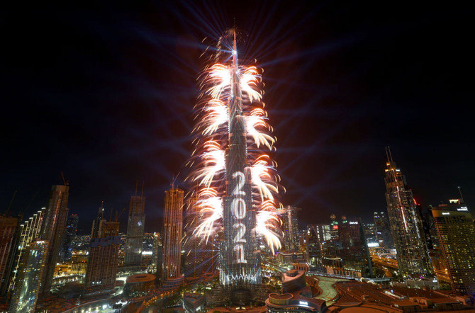 大晦日のお祝いで、世界一高いビルであるブルジュ・ハリファから打ち上げられた花火。アラブ首長国連邦（UAE）、ドバイ、2020年12月31日（ロイター）