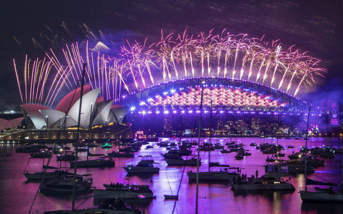 新年のお祝いが始まると、シドニーオペラハウスとハーバーブリッジで花火が打ち上げられた。豪州、シドニー、 2020年12月31日（AP）