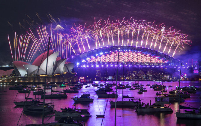 新年のお祝いが始まると、シドニーオペラハウスとハーバーブリッジで花火が打ち上げられた。豪州、シドニー、 2020年12月31日(AP)