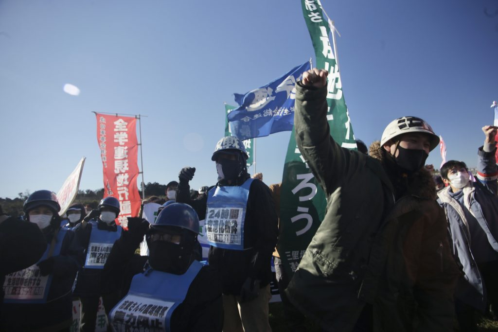 成田空港の拡張計画に反対するグループが、市東孝雄さんとの連帯を示している。(ANJ photo)