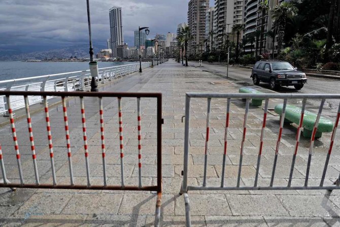 2021年1月14日、レバノンが厳しいロックダウン初日に入る中、通常は人で賑わうベイルートのコルニッシュは鉄柵で封鎖されていた。（AFP通信）