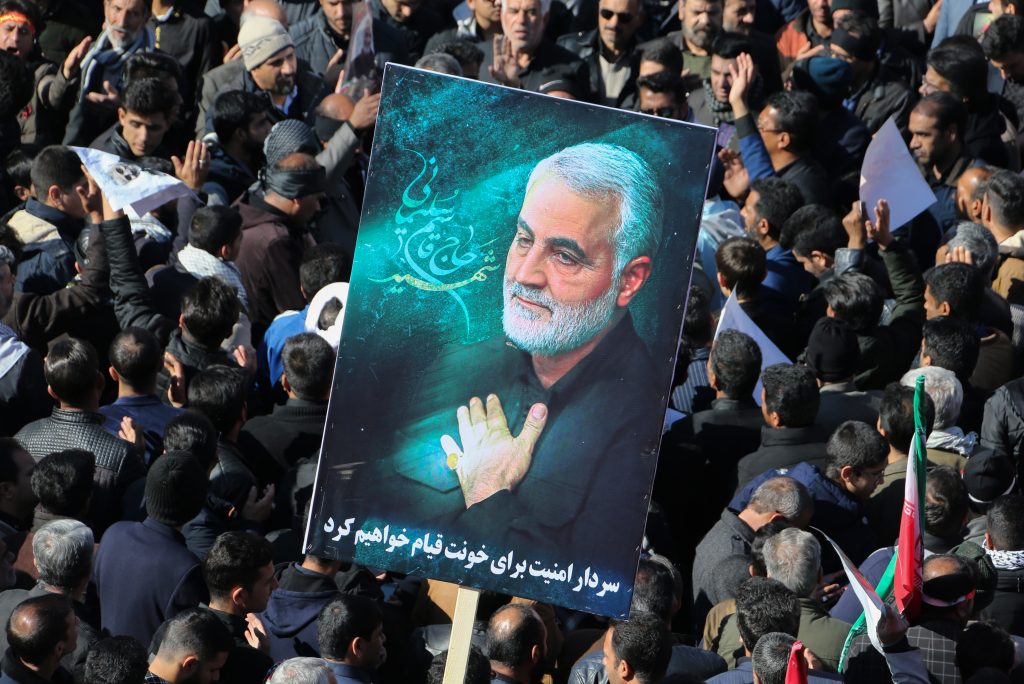 2020年1月7日に撮影されたこの資料写真の中で、殺害されたガセム・ソレイマニ最高司令官の故郷ケルマンで行われた葬儀の最後の段階で、イランの会葬者らが集まっている。（AFP）