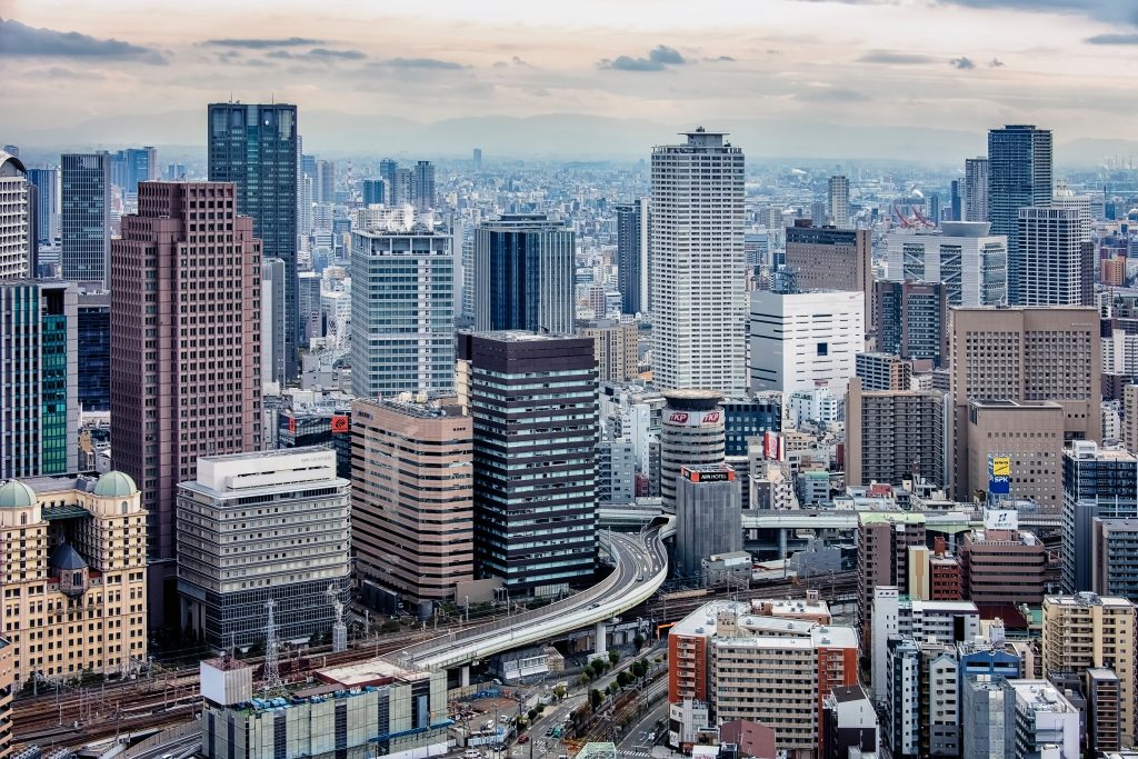 大阪とその周辺の県が国に対し、緊急事態をそれら西日本の都市に拡大するように求めた。（シャッターストック）
