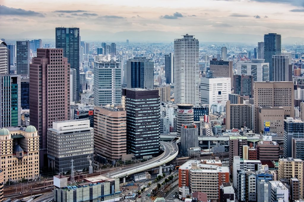 大阪とその周辺の県が国に対し、緊急事態をそれら西日本の都市に拡大するように求めた。(シャッターストック)