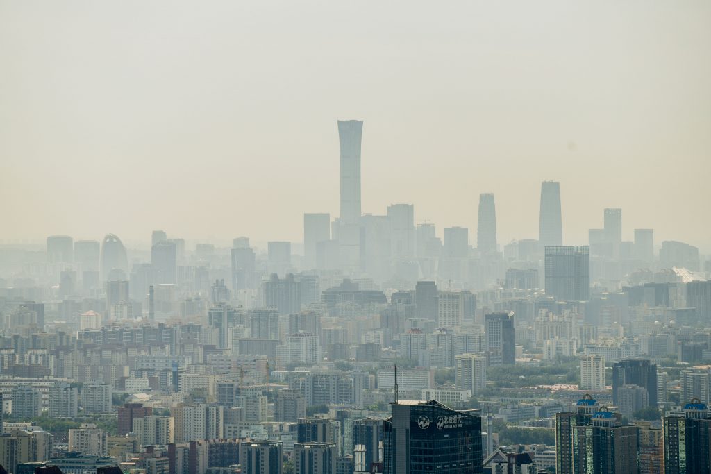 北京オリンピックタワーの最上階から見た北京の街のスカイラインを撮影した写真。2020年8月25日。（AFP）