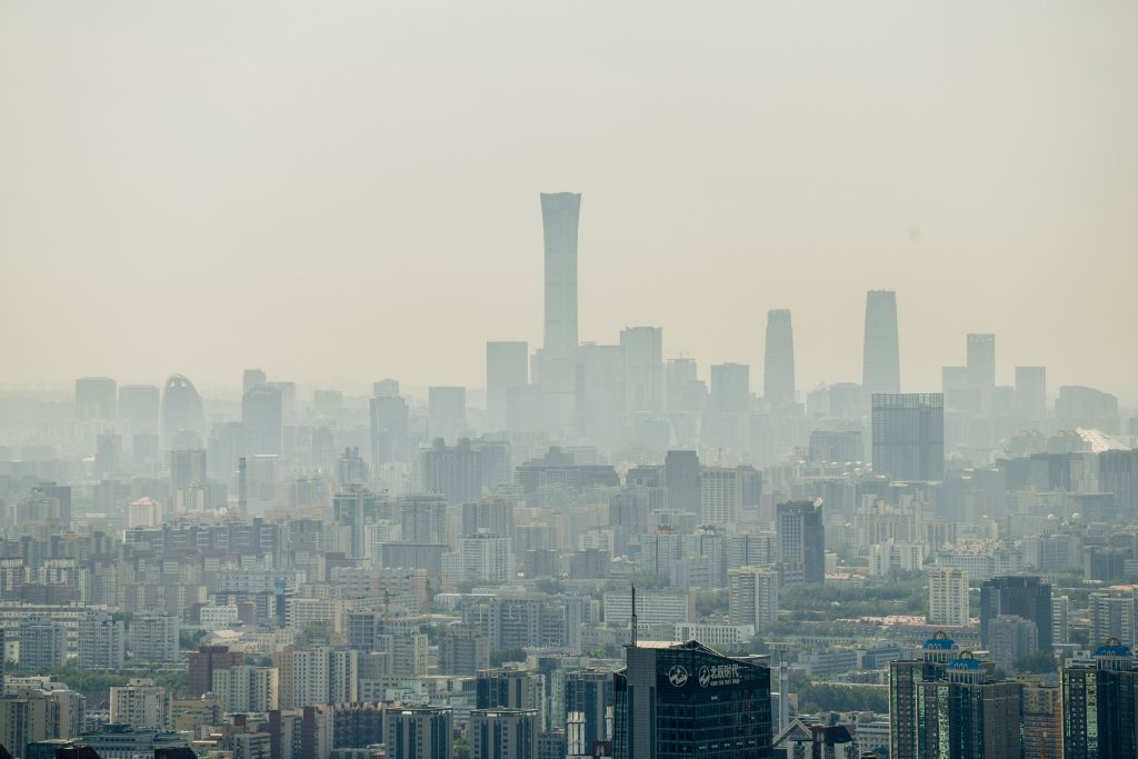 北京オリンピックタワーの最上階から見た北京の街のスカイラインを撮影した写真。2020年8月25日。(AFP)