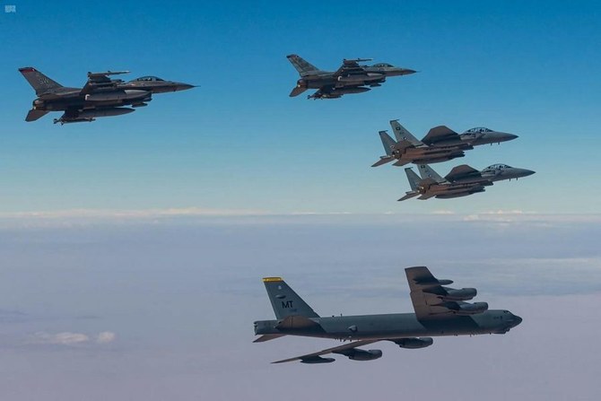 サウジアラビアの王立空軍（RSAF）と米空軍は二国間の軍事訓練を完了、サウジのF-15SE戦闘機、米国のB-52戦略爆撃機およびF-16戦闘機が参加した。 (SPA)