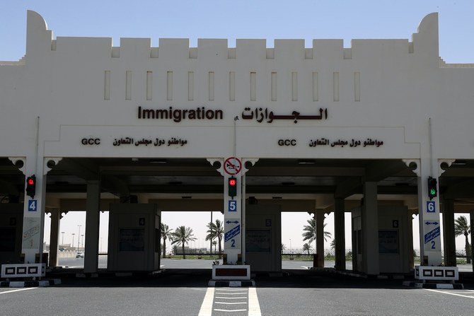サウジアラビアの内務省は、1月8日に、サウジアラビア国民に対する出入国規制を3月31日に解除し、全ての陸海空国境を開放すると発表していたが、決定を5月17日に延期した。（ファイル / AFP）