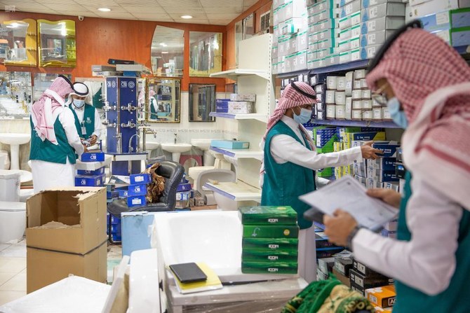 サウジアラビアの商務省は、商業施設によるコロナウイルスの予防措置の遵守状況を確認するため、12月31日から1月7日までの間、サウジアラビアのすべての地域の市場、ショッピングセンター、お店およびアウトレットで3,244 件の査察を実施したという。(ファイル/SPA)