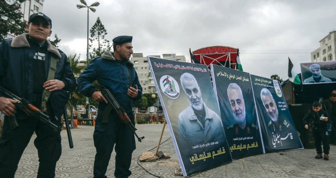 米国の攻撃によりバグダッドで殺害されたイランのカセム・ソレイマニ将軍を追悼するガザでの式典中、警備をするハマスの警官。（AFP通信）