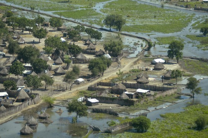南スーダン、ジョングレイ州オールド・ファンガック上空から見える、洪水に囲まれる藁葺き屋根の小屋。2020年11月27日金曜日。(AP通信)