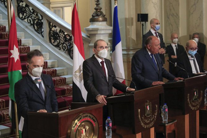 （左から右へ）ドイツのハイコ・マース外相、ヨルダンのアイマン・サファディ外相、エジプトのサメ・シュークリー外相、フランスのジャン＝イヴ・ル・ドリアン外相は、2021年1月11日、カイロのタハリール宮殿で、中東和平プロセスを協議する会議の後、共同記者会見を行った。(AFP)