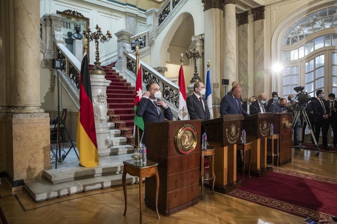 （左から）共同記者会見での発言後、マスクを着用するドイツのハイコ・マース外相。ヨルダンのアイマン・サファディ外相、エジプトのサメ・シュークリー外相、フランスのジャン＝イヴ・ル・ドリアン外相と。2021年1月11日（月）エジプト・カイロのタハリール宮殿にて。(AP)