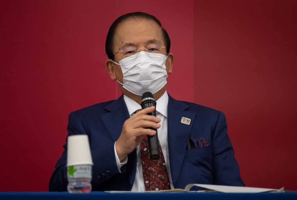 2020年12月22日、東京都内で開催された東京2020オリンピック理事会後の記者会見で、マスクを着用して話す武藤敏郎東京2020オリンピック大会事務総長。 (AFP)