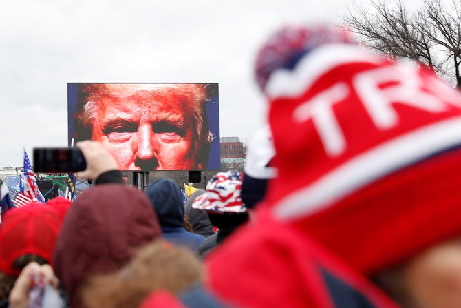 ワシントンで、2020年の米大統領選挙の結果認定を争う集会で、支持者に向けて演説するドナルド・トランプ米大統領の姿がスクリーンに映し出されている。(ロイター/ファイル 写真)