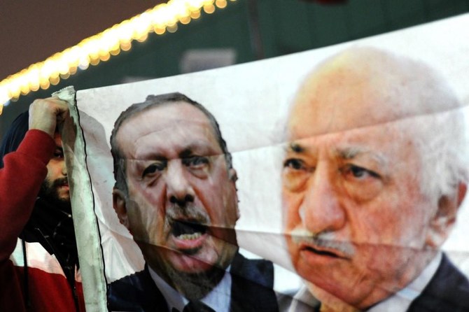 批評家は、トルコのレジェップ・タイップ・エルドアン首相が、米国を拠点とするイスラム教指導者フェトフッラー・ギュレンが非難を受けているクーデター未遂を、反対意見を封じる口実として利用していると主張する。（AFPファイル写真）
