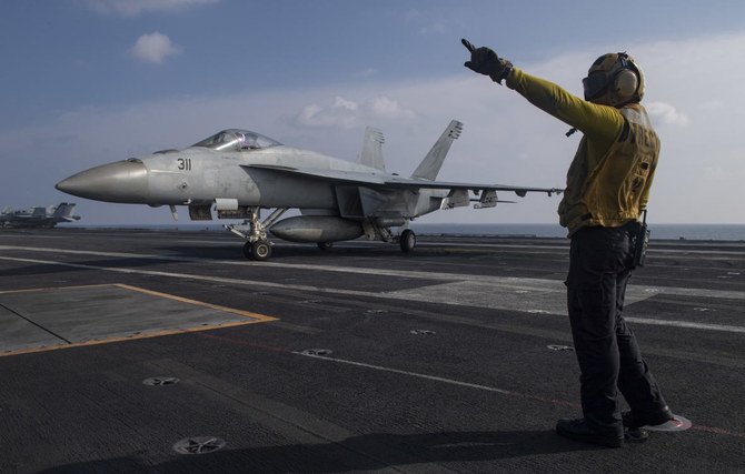 米海軍空母「ニミッツ」は、イランと米国の緊張が高まる中、「緊張緩和」措置としてアラビア湾に留まる。（ファイル/ AP）