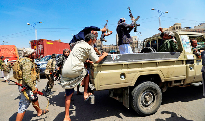 フーシの活動を支援する狙撃兵、サナアに集結するトラックに乗り、スローガンを繰り返す。( フランス通信社、記録写真 )