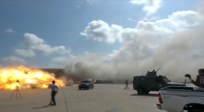 動画は2020年12月30日にイエメン南部の港湾都市アデンの空港における砲撃の瞬間を映している。この砲撃は新規連合政府のメンバーらを乗せた航空機が到着した直後に起きた。(AFP)