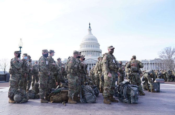 2021年1月16日、ワシントンD.C.では、州兵の部隊が米連邦議事堂の外に集合している。先週の米連邦議事堂での暴動に続き、FBIは首都と全50州でさらなる脅威が発生すると警告している。(エリック・セイヤー/Getty Images/AFP)