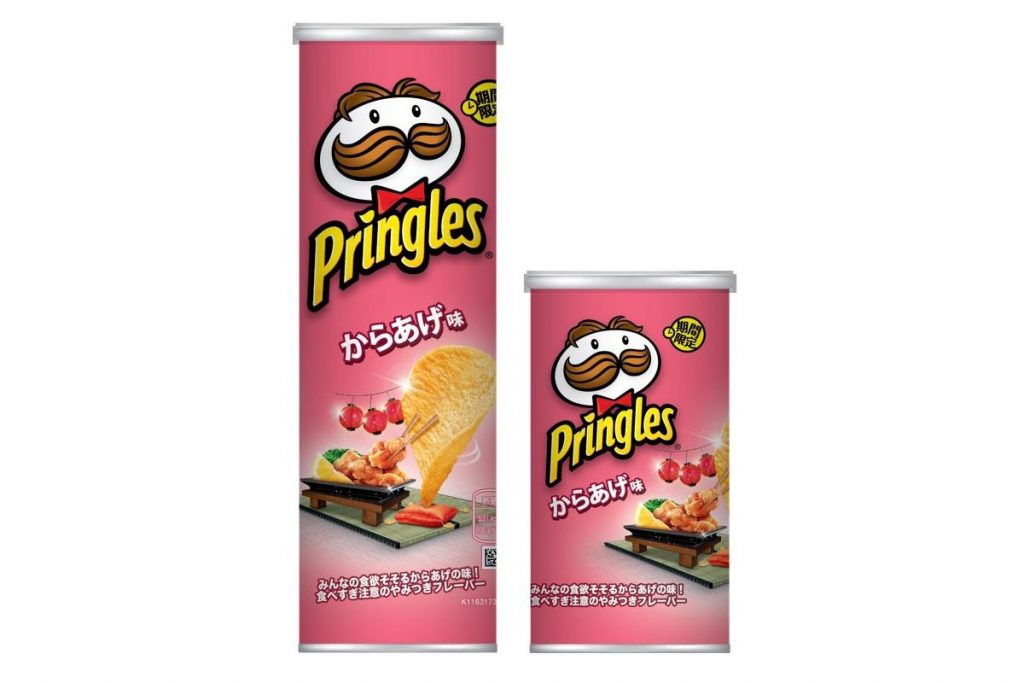 最新のフレーバーは1月25日に発売予定で、このチキン料理の画像とプリングルズの評判の悪い髭を生やしたマスコットのイラストが入ったピンクの容器に入っている。（プリングルズ ジャパン）