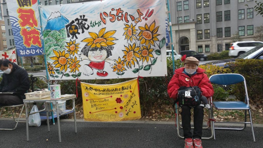 93歳の斉藤美智子さんは、10年近く経済貿易産業省の前で座り込みの抗議を行い、次世代のためにより安全なエネルギーを求めています。(ANJ Photo)