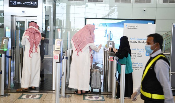 UAEで足止めされた多くの外国出身駐在者は航空会社や旅行代理店に連絡して王国に戻る航空券を予約している。（AN写真、Basher Salehによる）
