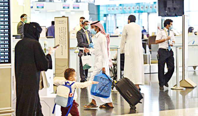 UAEで足止めされた多くの外国出身駐在者は航空会社や旅行代理店に連絡して王国に戻る航空券を予約している。（AN写真、Basher Salehによる）