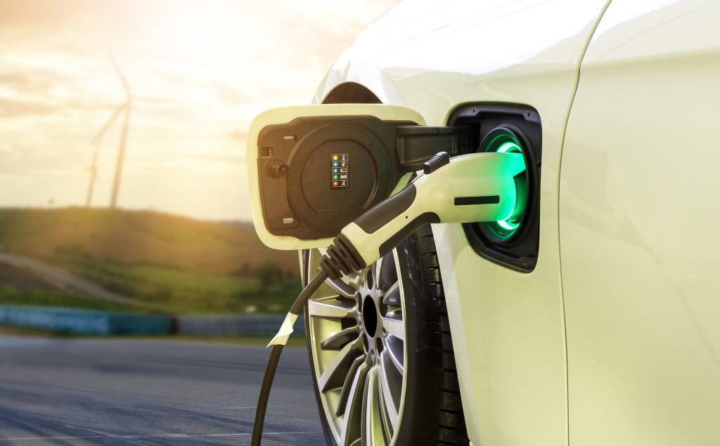 政府は昨年、２０３０年代半ば以降の新車販売を「電動車」に限る新たな目標を打ち出した。走行時に二酸化炭素（ＣＯ２）を排出しないＥＶやＦＣＶ、エンジンとモーターを組み合わせたハイブリッド車（ＨＶ）などが電動車に該当する。(Shutterstock)