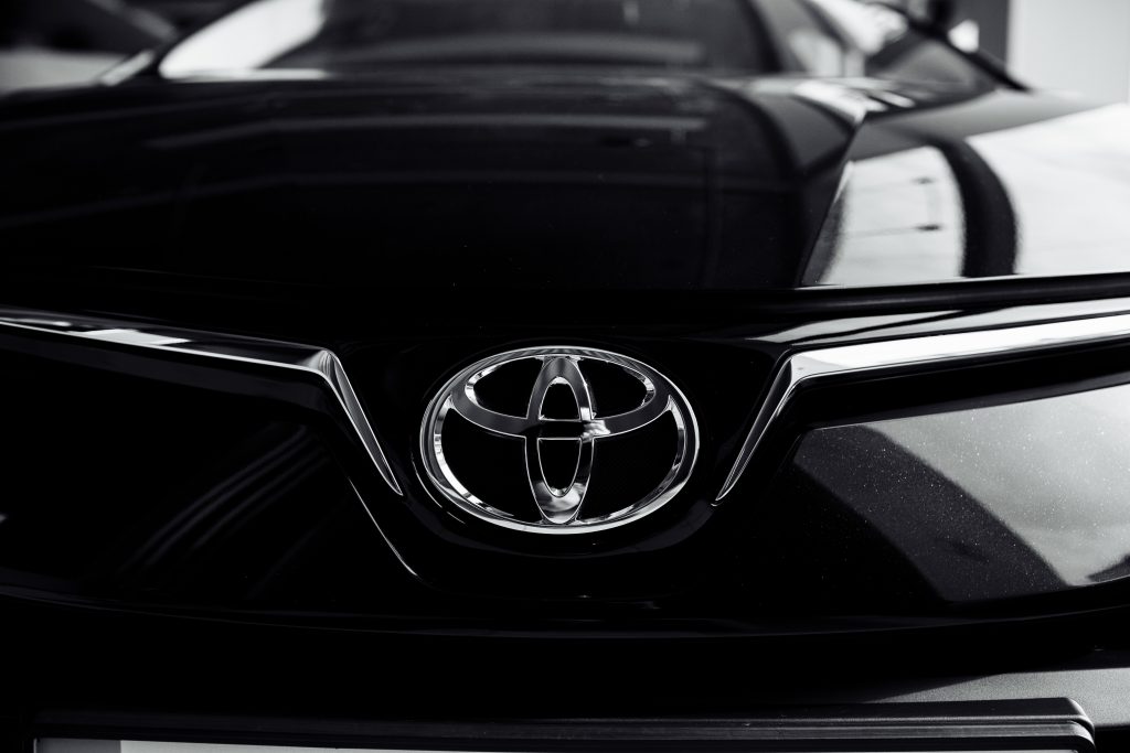 トヨタが最後にトップに立ったのは2015年で、2016年以降はフォルクスワーゲンに追い抜かれていた。(Shutterstock)