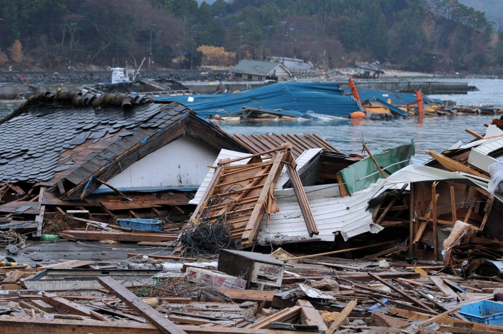 新たな整備対象は、津波や水害で想定される浸水の深さより高い所に位置する高速道59カ所と国直轄道路596カ所で、国と市町村が分担して整備。同省は市町村に対し、地域防災計画やハザードマップに反映し、住民に周知するよう求める。(Shutterstock)