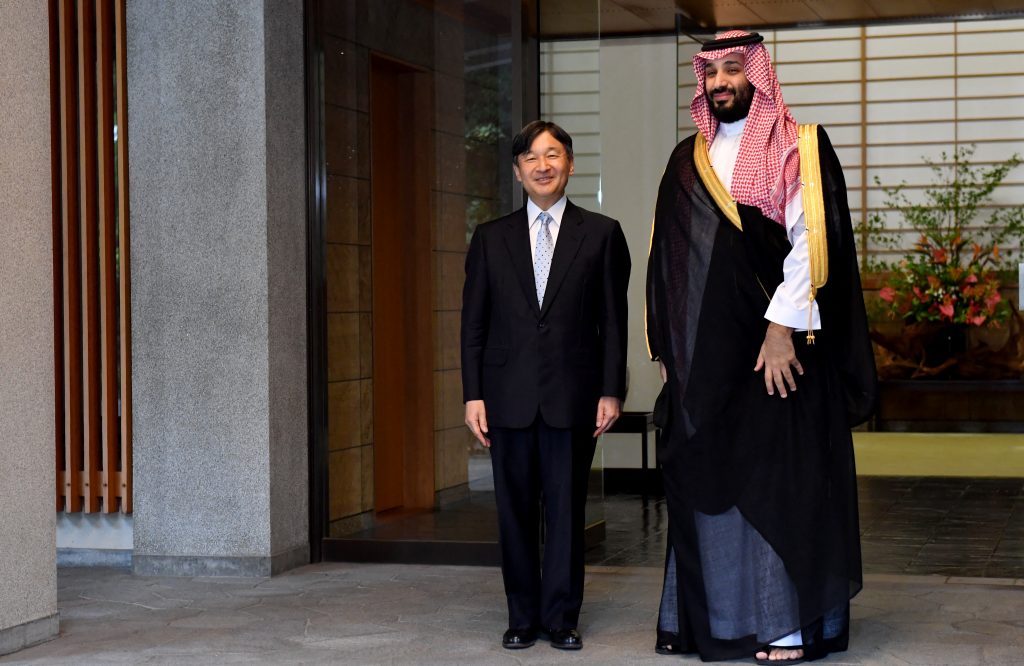 2019年7月2日、日本の徳仁天皇(左)が東京の赤坂離宮に到着したサウジアラビアのムハンマド・ビン・サルマン皇太子に挨拶をする。