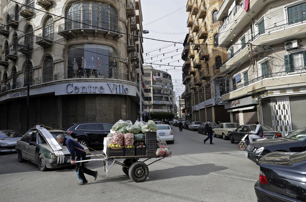 2021年1月26日、ベイルートの北に位置するレバノン沿岸部の都市トリポリで、手押し車を引く行商人。（AFP通信）